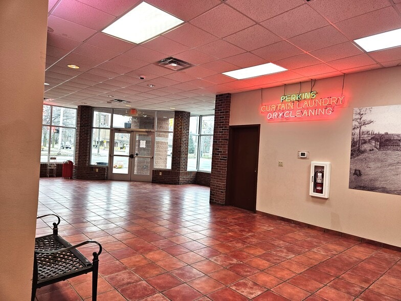100 S Michigan Ave, Saginaw, MI à louer - Hall d’entrée - Image 2 de 23