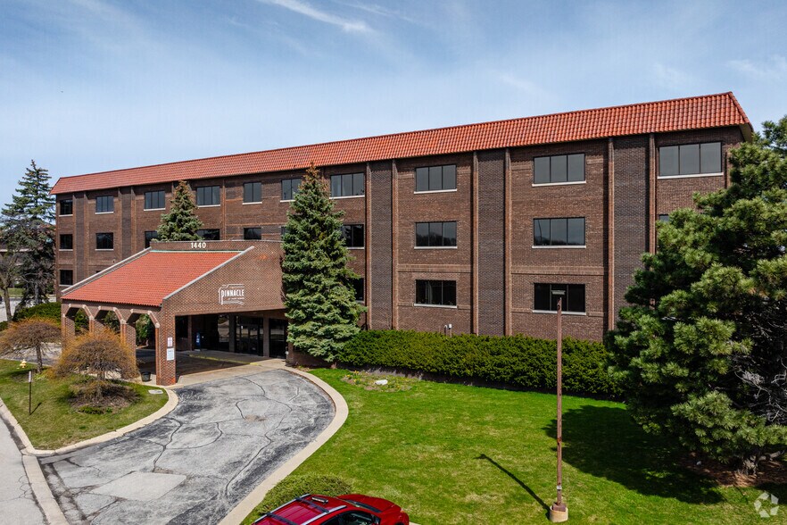 1440 Renaissance Dr, Park Ridge, IL à louer - Photo du bâtiment - Image 1 de 8