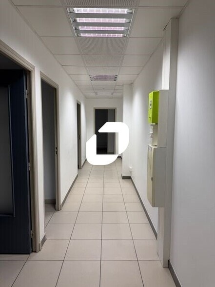 Office in Orgeval for lease - Interior Photo - Image 3 of 7