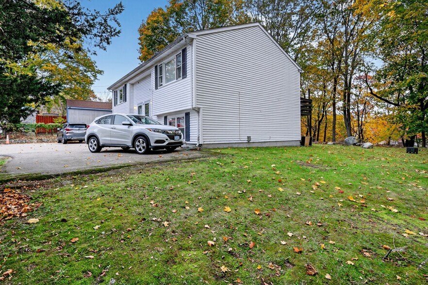 28 Riverdale Ave, West Warwick, RI à vendre - Photo du bâtiment - Image 2 de 8