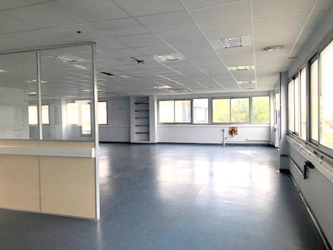 Office in Les Clayes-sous-Bois for lease Building Photo- Image 1 of 11