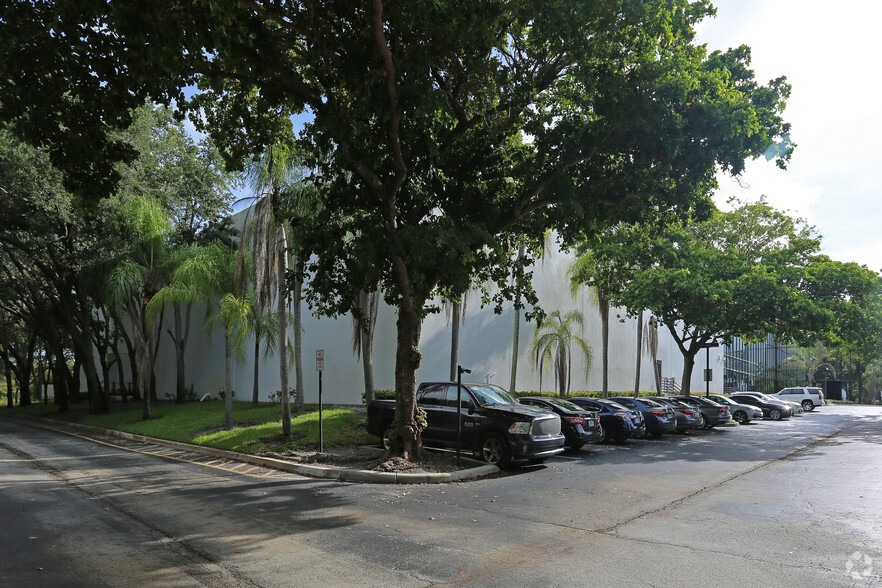 645 Park of Commerce Way, Boca Raton, FL for lease - Building Photo - Image 3 of 4