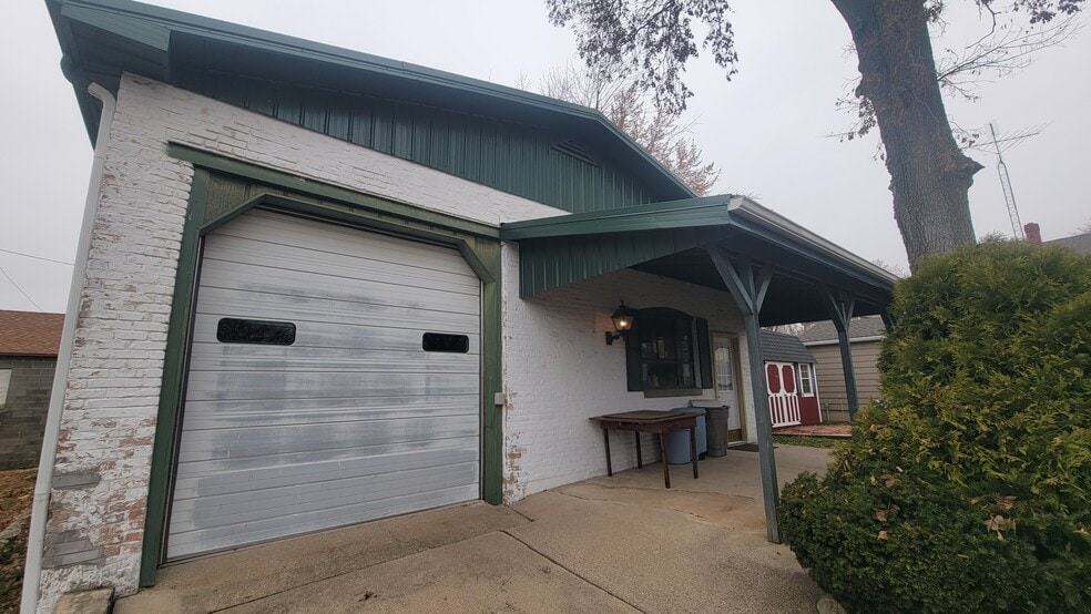 605 Evans Ave, Ashton, IL à vendre - Photo du bâtiment - Image 2 de 4