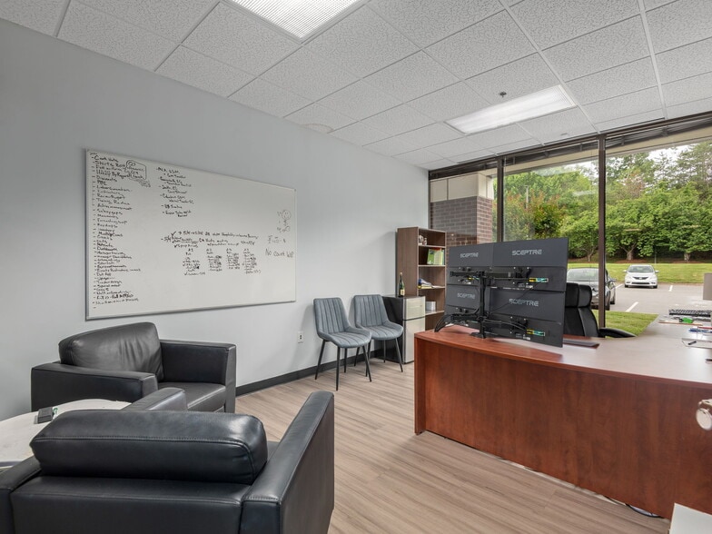 300 Ridgefield Ct, Asheville, NC à louer - Photo du bâtiment - Image 3 de 4
