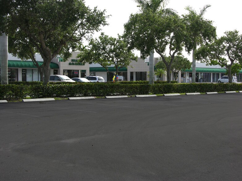 740-770 S Military Trl, West Palm Beach, FL à louer - Photo du bâtiment - Image 1 de 2