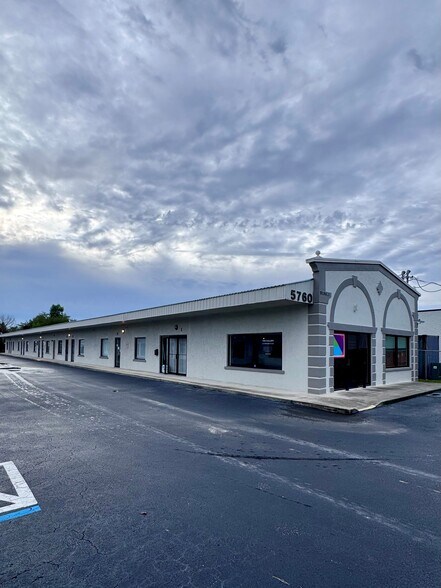 Artisan's Plaza - 5760 Shirley St portefeuille de 2 propriétés à vendre sur LoopNet.ca - Photo du bâtiment - Image 2 de 6