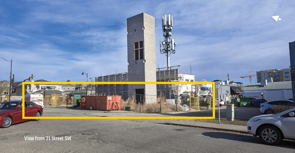 2137 33 Ave SW, Calgary, AB à vendre - Photo du bâtiment - Image 3 de 4