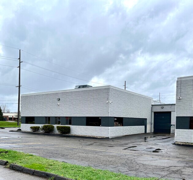 12792 Currie Ct, Livonia, MI à louer - Photo du bâtiment - Image 3 de 8