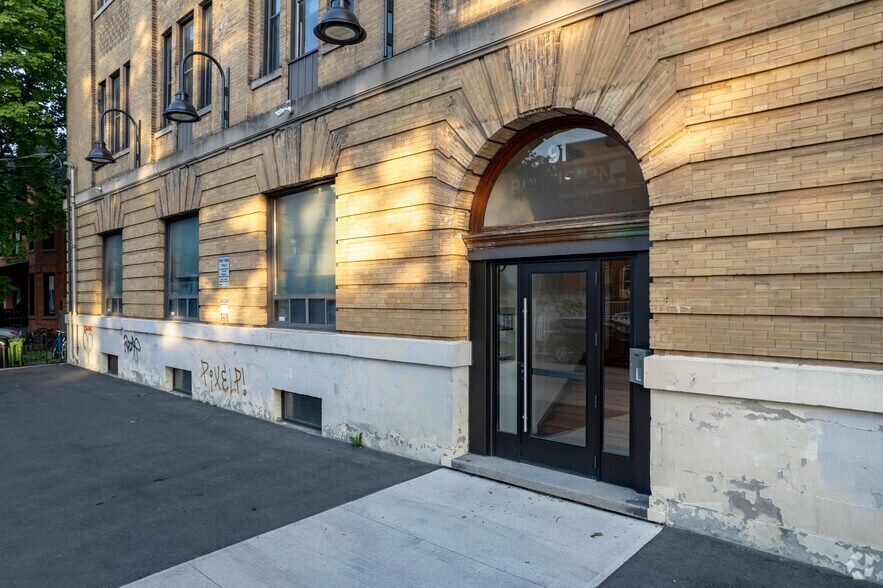 91 Oxford St, Toronto, ON à louer - Photo du bâtiment - Image 3 de 4