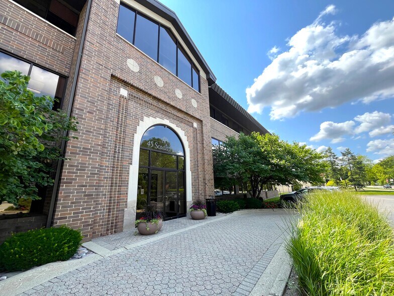45 S Park Blvd, Glen Ellyn, IL à louer - Photo du bâtiment - Image 1 de 6