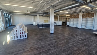 121 58th Ave SW, Calgary, AB à louer Photo intérieure- Image 2 de 12