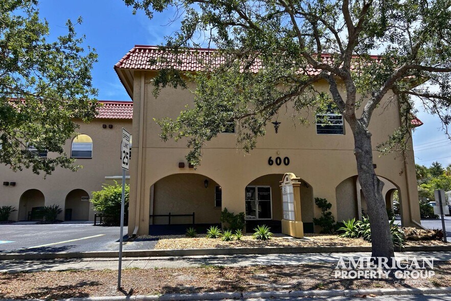 600 Nokomis Ave, Venice, FL à louer - Photo du bâtiment - Image 1 de 12