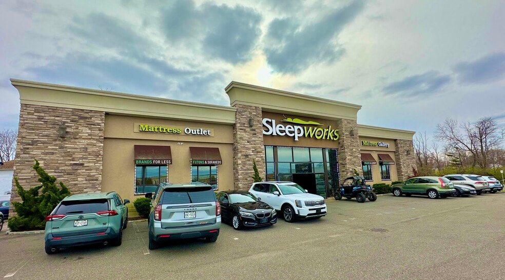 1696 Sunrise Hwy, Bay Shore, NY for lease - Building Photo - Image 1 of 6