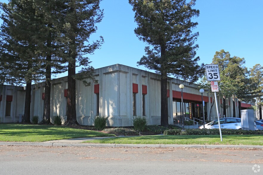 3496-3530 Breakwater Ct, Hayward, CA à louer - Photo du bâtiment - Image 3 de 5