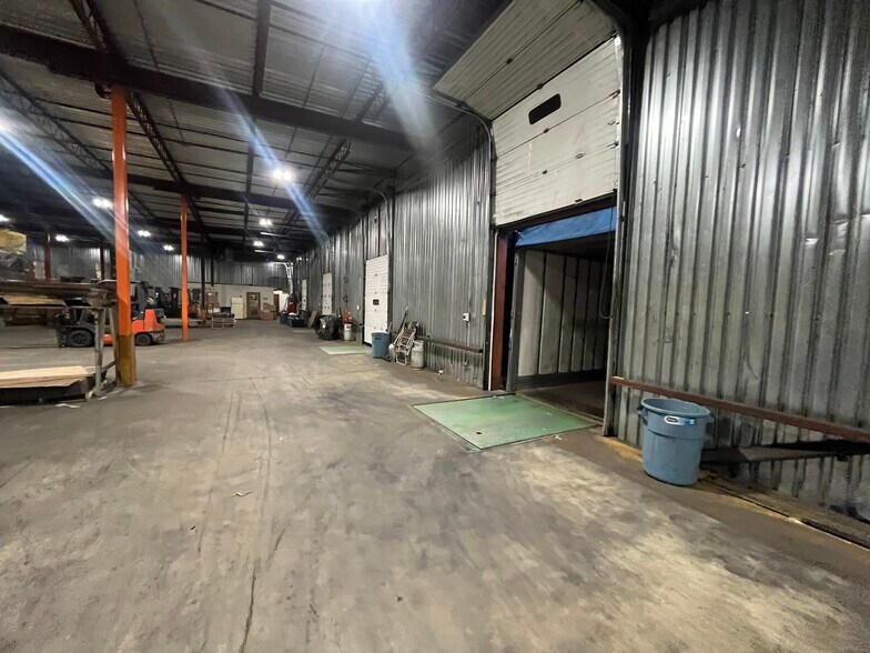 10748 US-9, Champlain, NY à louer - Photo du bâtiment - Image 3 de 4