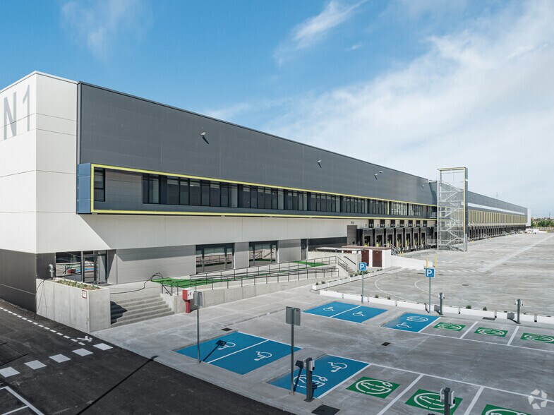 Calle de Gregorio Marañón, 2, Getafe, Madrid for lease - Building Photo - Image 1 of 22