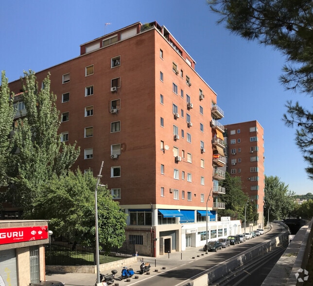 Retail in Madrid, Madrid for lease - Building Photo - Image 2 of 2