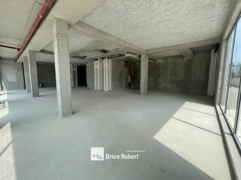 Retail in Bron for sale - Interior Photo - Image 3 of 5
