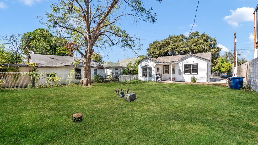 1018 W Hildebrand Ave, San Antonio, TX for lease - Building Photo - Image 3 of 22