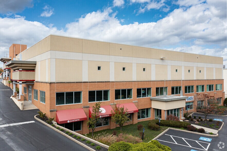 8154 Montgomery Rd, Cincinnati, OH à louer - Photo du bâtiment - Image 3 de 5