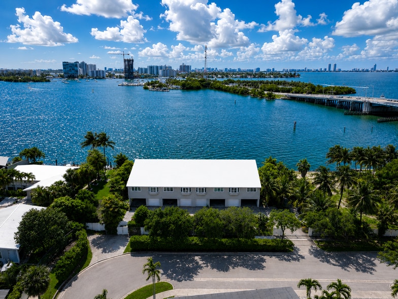 8041 NE Bayshore Ct, Miami, FL à vendre - Photo du bâtiment - Image 2 de 9