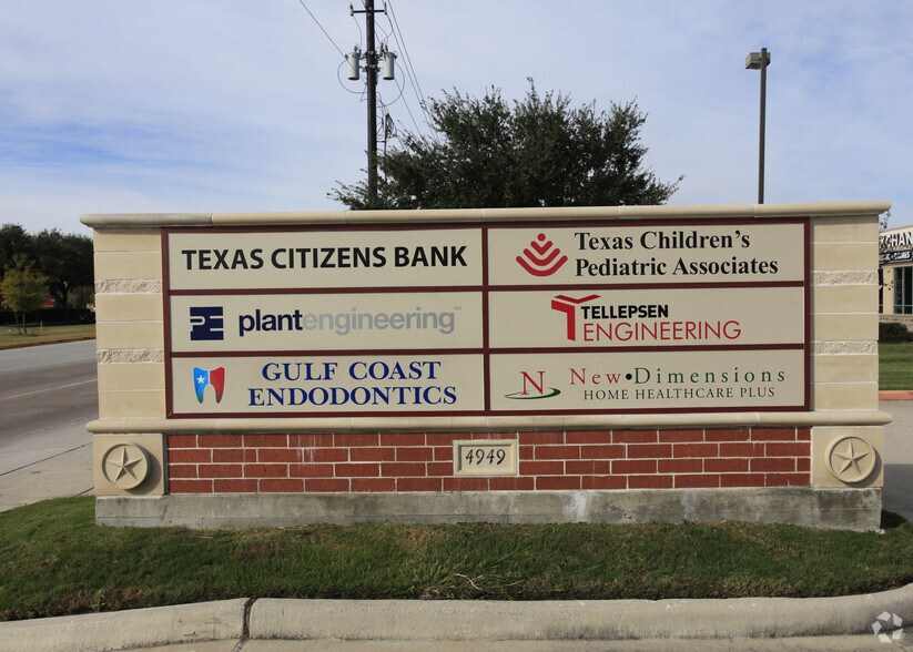 4949 Fairmont Pky, Pasadena, TX for lease - Building Photo - Image 2 of 5