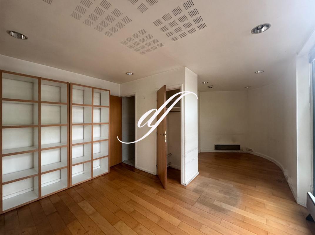 Retail in Paris for lease Interior Photo- Image 1 of 9