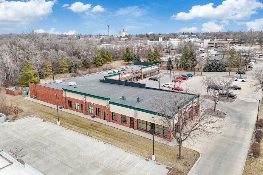 1003 8th St SW, Altoona, IA à louer - Photo du bâtiment - Image 3 de 4
