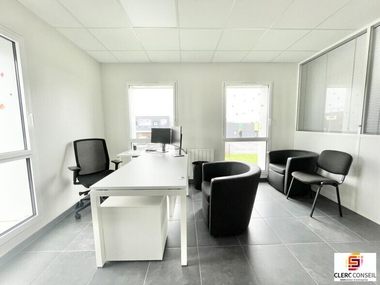 Office in Boos for sale - Interior Photo - Image 1 of 17