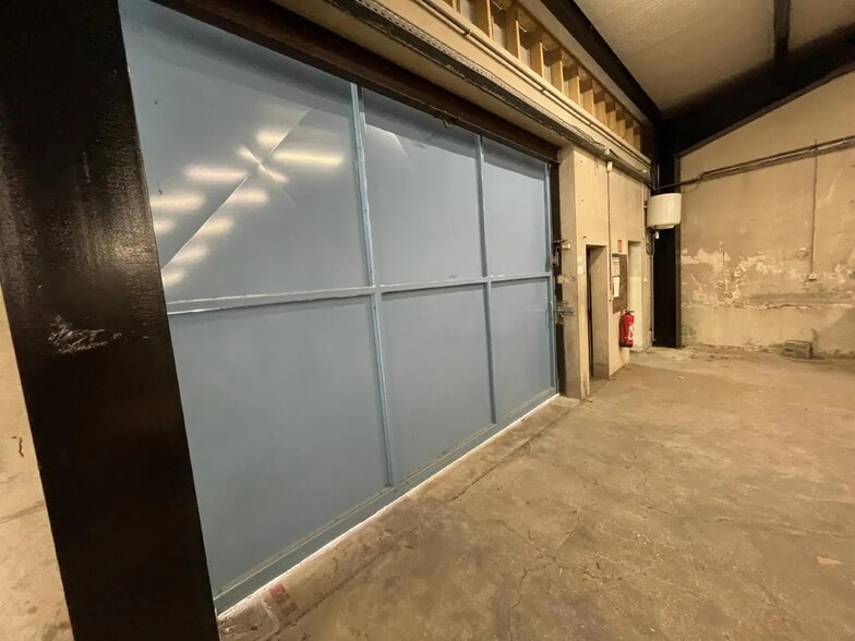 Flex in Neuilly-Plaisance for lease - Interior Photo - Image 2 of 6