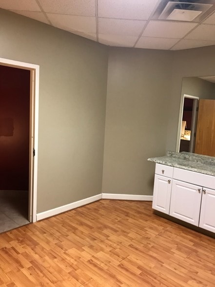 6750 Orchard Lake Rd, West Bloomfield, MI for sale - Interior Photo - Image 2 of 10