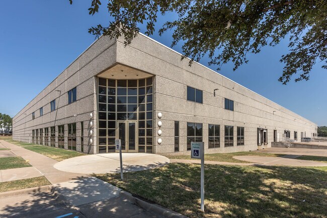 Plus de détails pour 675 S Royal Ln, Coppell, TX - Industriel à louer