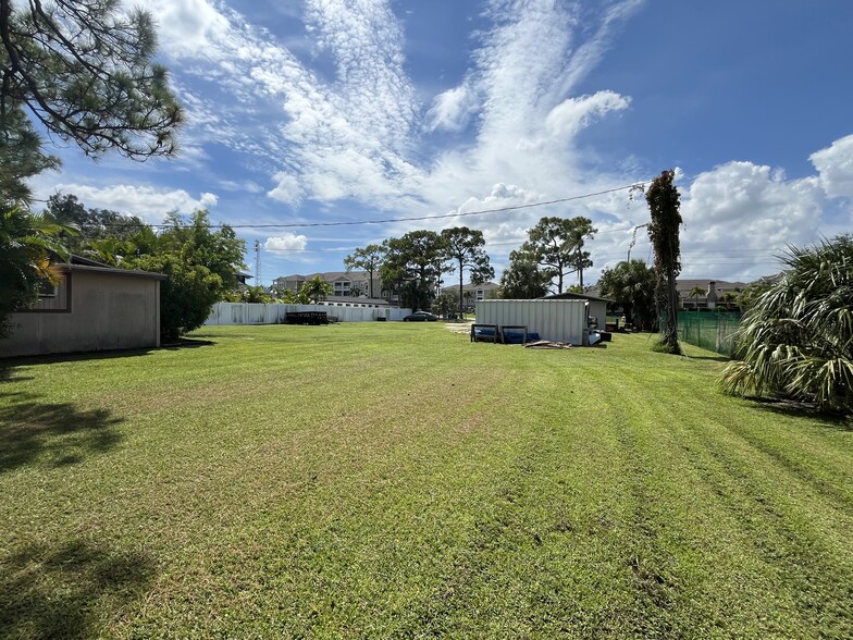 10855 Oak St NE, Saint Petersburg, FL for sale - Building Photo - Image 2 of 5