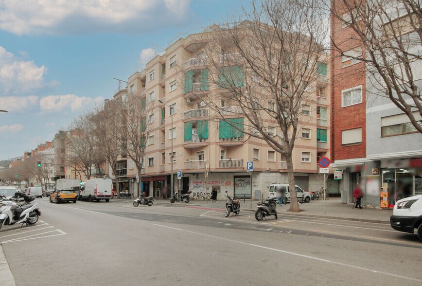 Immeuble residentiel dans L'Hospitalet de Llobregat, Barcelona à vendre - Photo du bâtiment - Image 3 de 3
