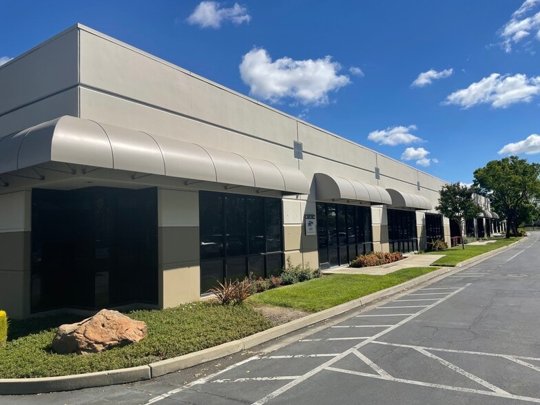 3950-3960 Industrial Blvd, West Sacramento, CA for lease - Building Photo - Image 2 of 4