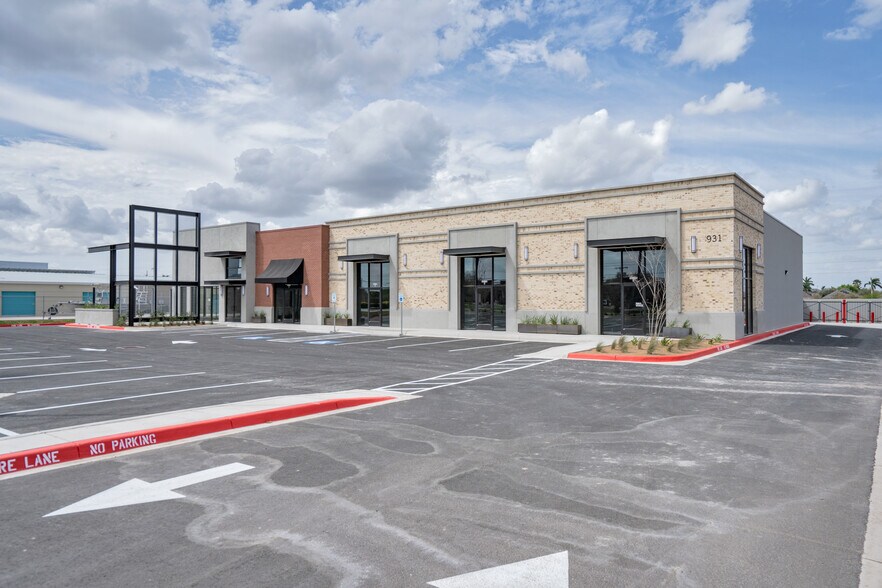 931 S McColl Rd, Edinburg, TX à louer - Photo du bâtiment - Image 2 de 8