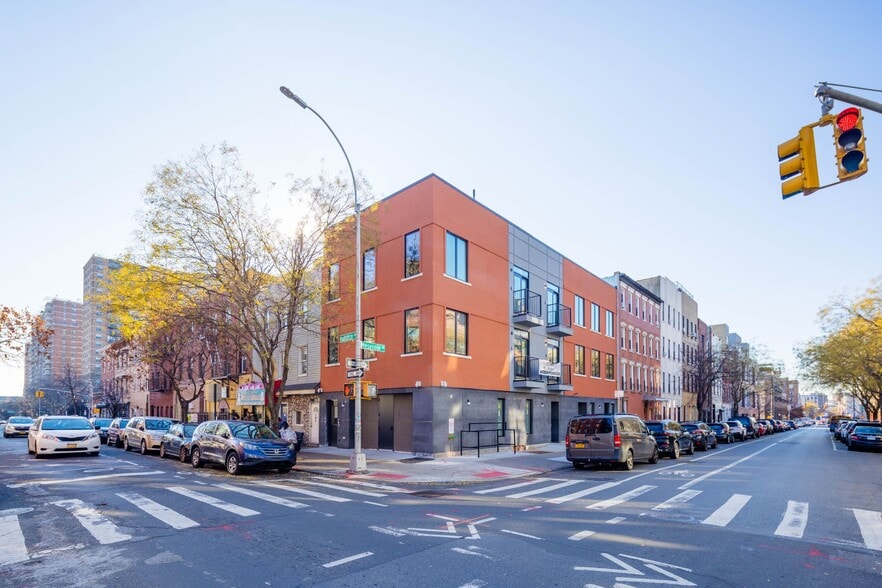 145 Manhattan Ave, Brooklyn, NY for lease - Building Photo - Image 2 of 3