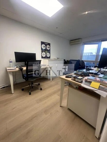 Industrial in Créteil for lease - Interior Photo - Image 2 of 11