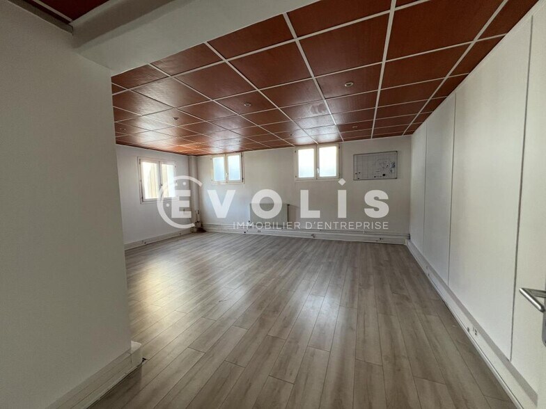 Flex in Neuilly-sur-Marne for lease - Interior Photo - Image 1 of 7