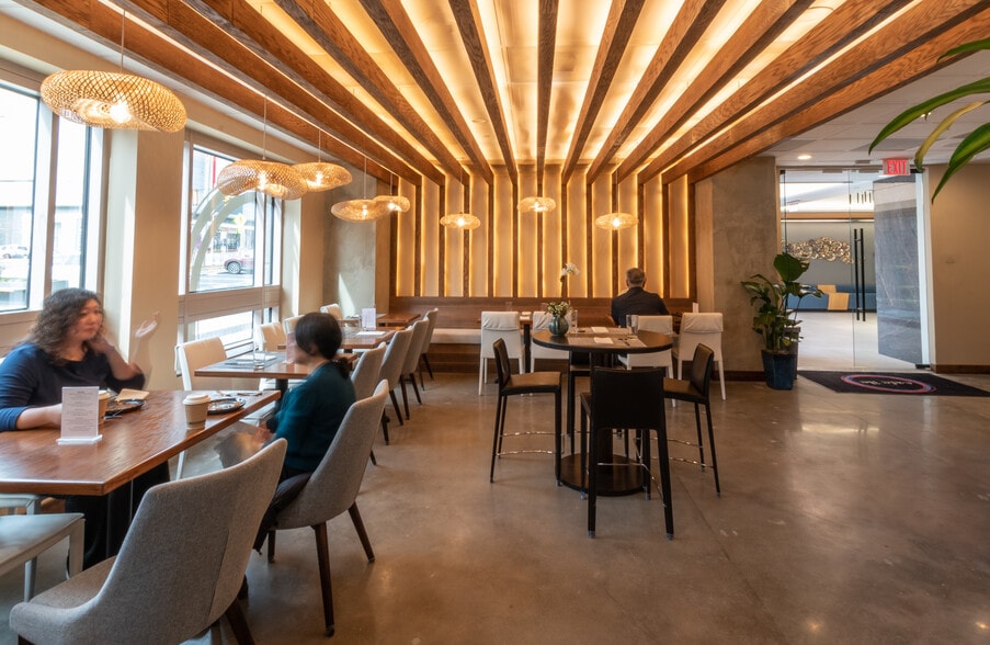 8270 Greensboro Dr, McLean, VA for lease - Interior Photo - Image 2 of 6