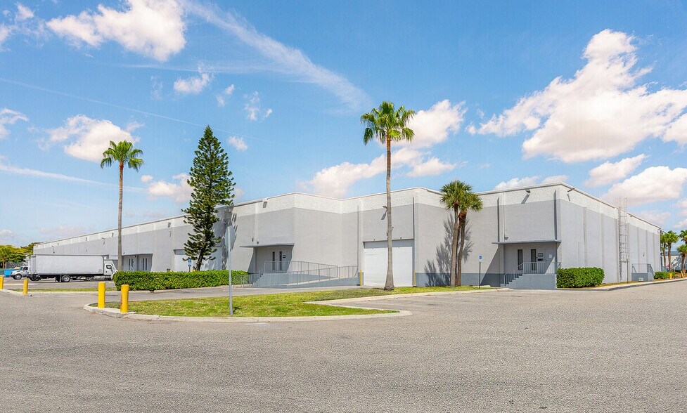 7950-7966 NW 14th St, Miami, FL à louer - Photo du bâtiment - Image 2 de 16