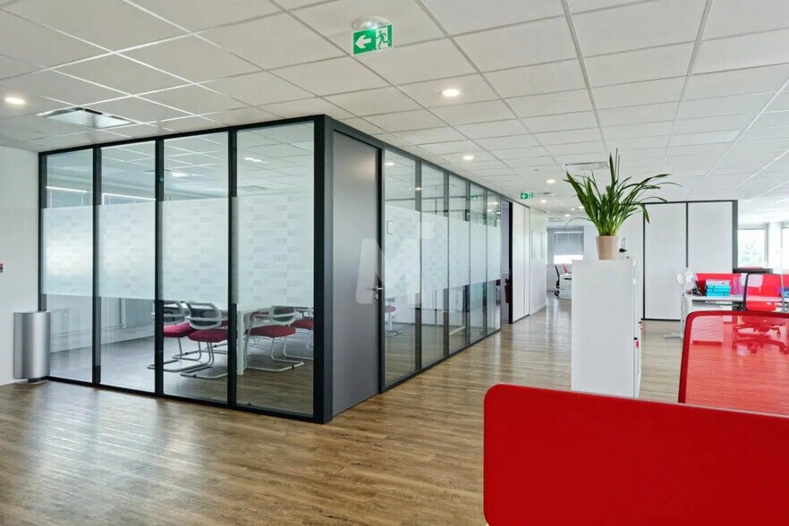 Flex in Antony for lease - Building Photo - Image 3 of 10