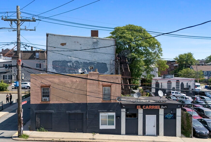 Chelsea Mixed-Use Portfolio portfolio of 2 properties for sale on LoopNet.ca - Building Photo - Image 2 of 12