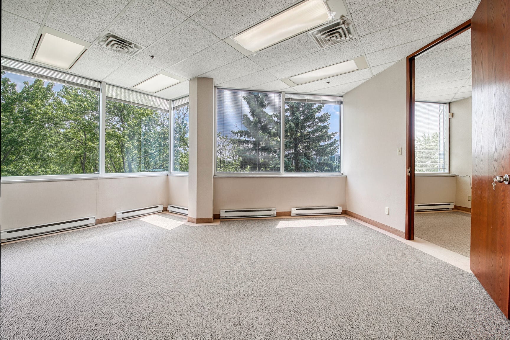 9999 Boul Cavendish, Montréal, QC for lease Interior Photo- Image 1 of 3