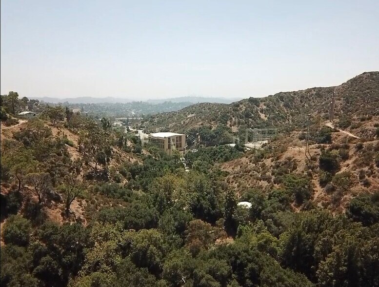 1400 Wierfield Dr, Pasadena, CA à vendre - Photo principale - Image 1 de 22