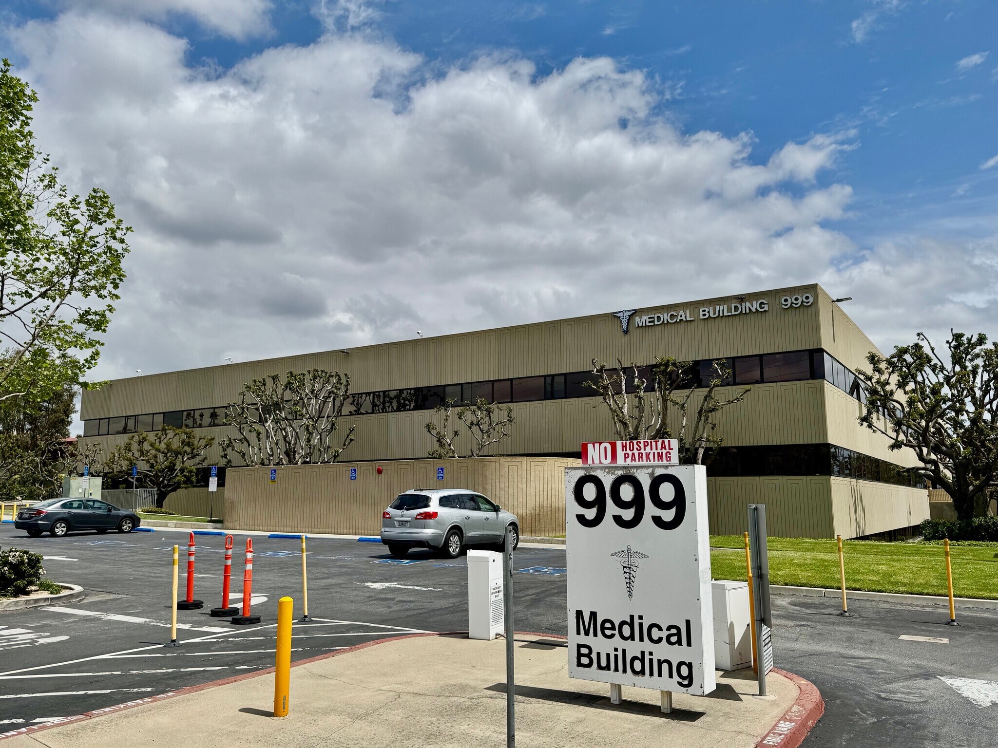 999 N Tustin Ave, Santa Ana, CA à vendre Photo du bâtiment- Image 1 de 1