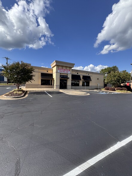 2502 Battleground Ave, Greensboro, NC for lease - Building Photo - Image 2 of 19