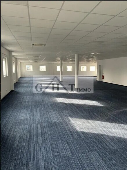 Bureau dans Villeneuve-la-Garenne à louer - Photo du bâtiment - Image 2 de 3