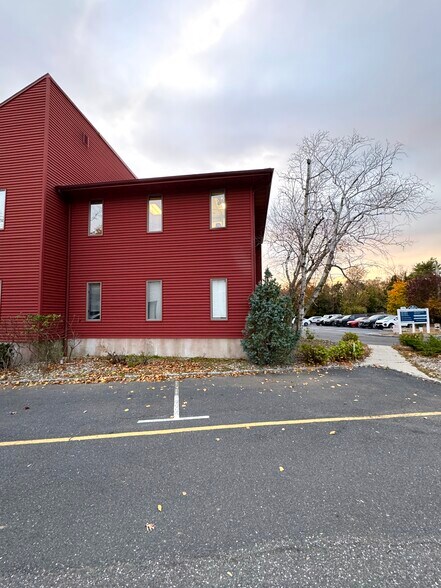 223 Monmouth Rd, West Long Branch, NJ à louer - Photo du bâtiment - Image 2 de 6