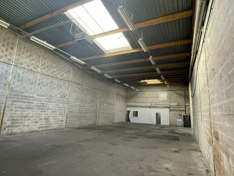Industrial in Coignières for lease - Interior Photo - Image 1 of 4